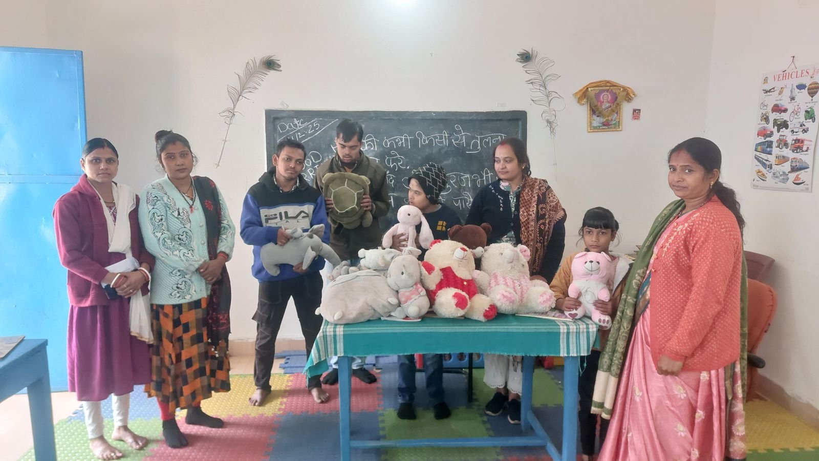 शांतिधारा फाउंडेशन ने उम्मीद विद्यालय में बच्चों को खिलौने प्रदान किए