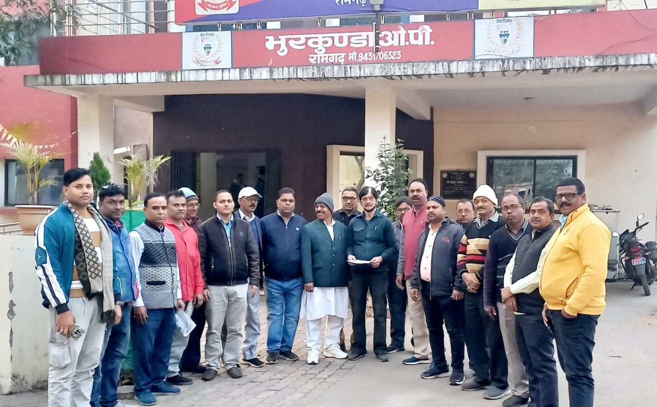 भुरकुंडा दुकानदार संघर्ष समिति ने भुरकुंडा थाना में मांग पत्र सौंपा