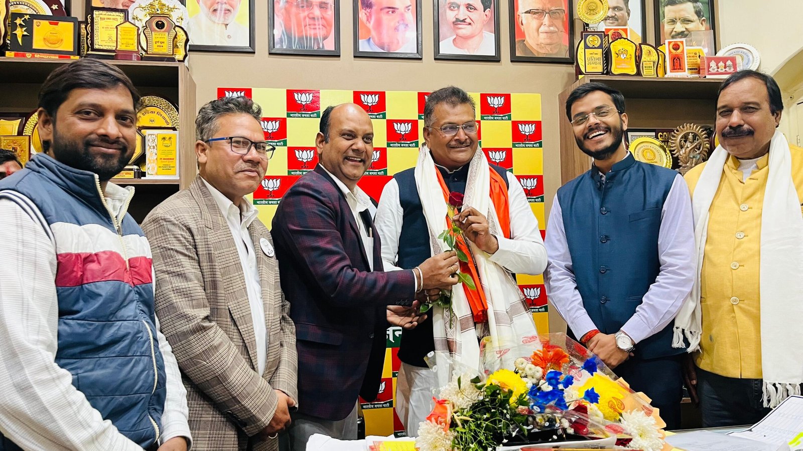 सांसद से कैंट मंडल के नवनिर्वाचित अध्यक्ष ने की मुलाकात