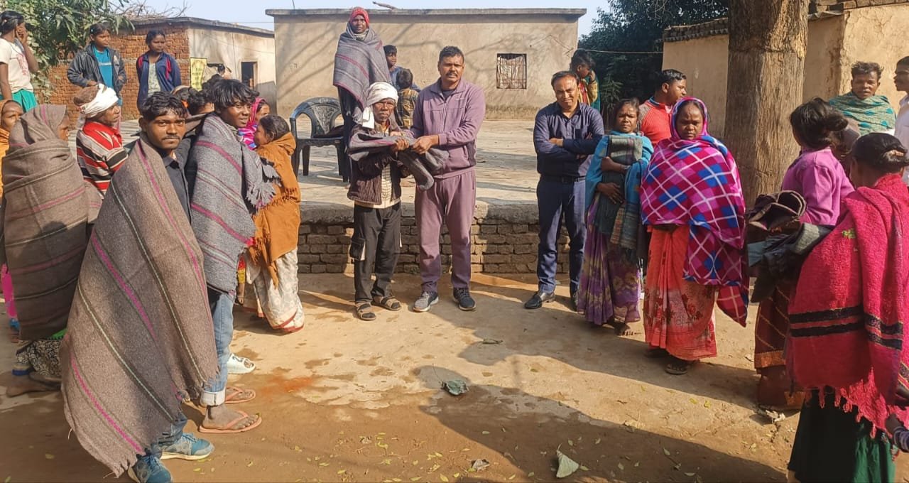 बिरहोर कॉलोनी में बिरहोरों के बीच बांटी गई कंबल