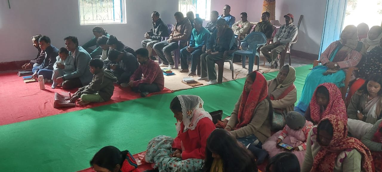 क्रिसमस के अवसर पर पतरातू क्षेत्र के चर्चों में हुई विशेष प्रार्थना सभा