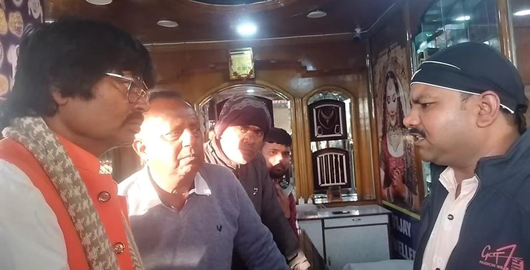 सूबे के पूर्व मंत्री में ज्वेलरी दुकान लूटकांड की ली जानकारी