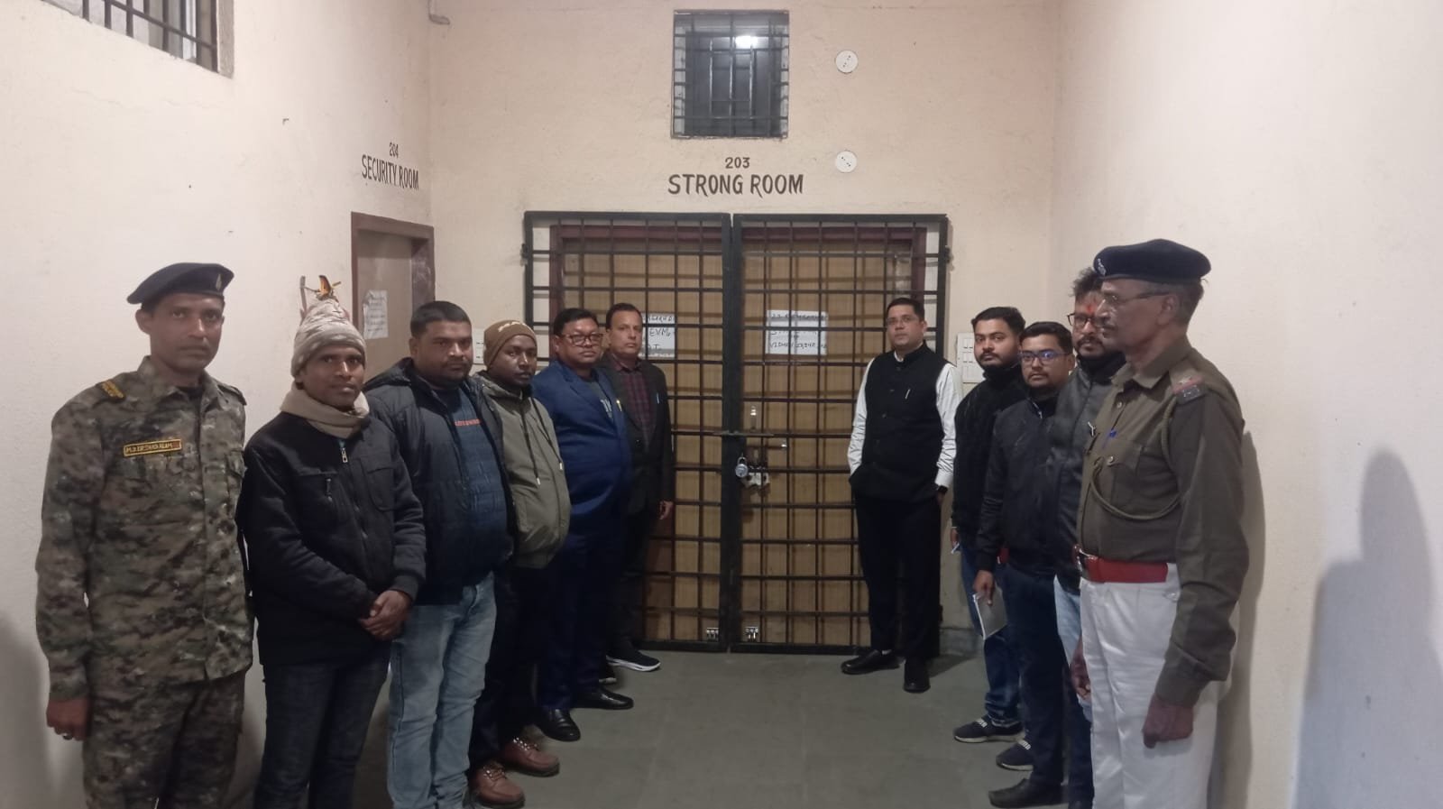 मान्यता प्राप्त राजनीतिक दलों के प्रतिनिधियों की उपस्थित में किया ईवीएम वेयरहाउस का निरीक्षण