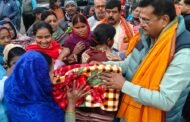 कड़ाके की ठंड से जरूरतमंदों को राहत दिलाने के लिए सांसद ने 1200 जरूरतमंदों को ओढ़ाया कंबल