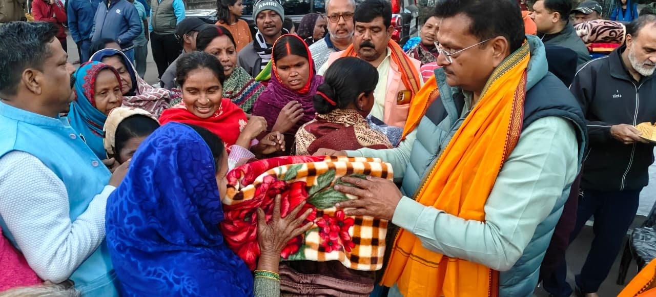 कड़ाके की ठंड से जरूरतमंदों को राहत दिलाने के लिए सांसद ने 1200 जरूरतमंदों को ओढ़ाया कंबल