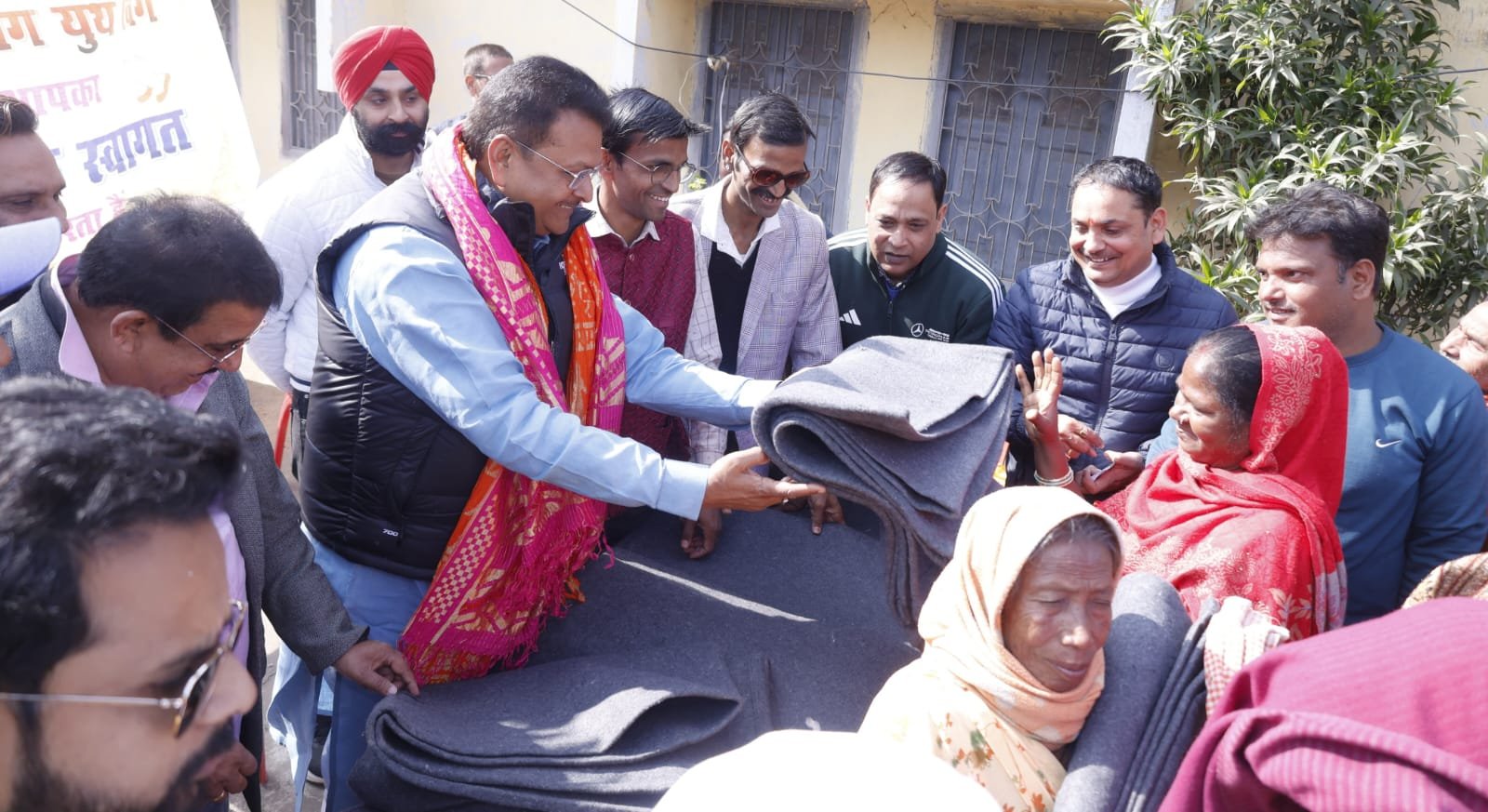 हजारीबाग यूथ विंग द्वारा वार्ड संख्या 26 में कंबल वितरण,शामिल हुए सांसद मनीष जायसवाल