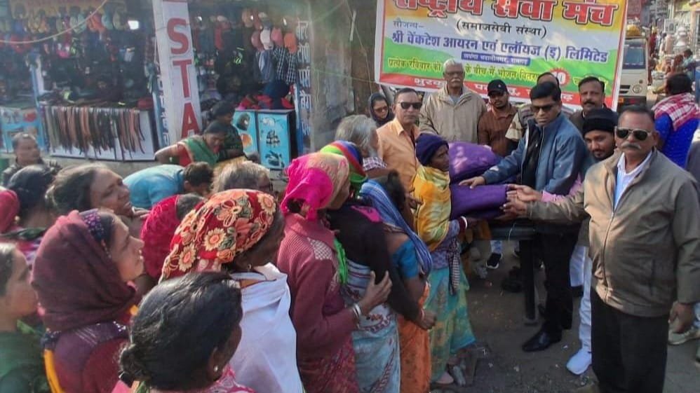 भुरकुंडा में गरीबो के बीच कंबल व भोजन का हुआ वितरण