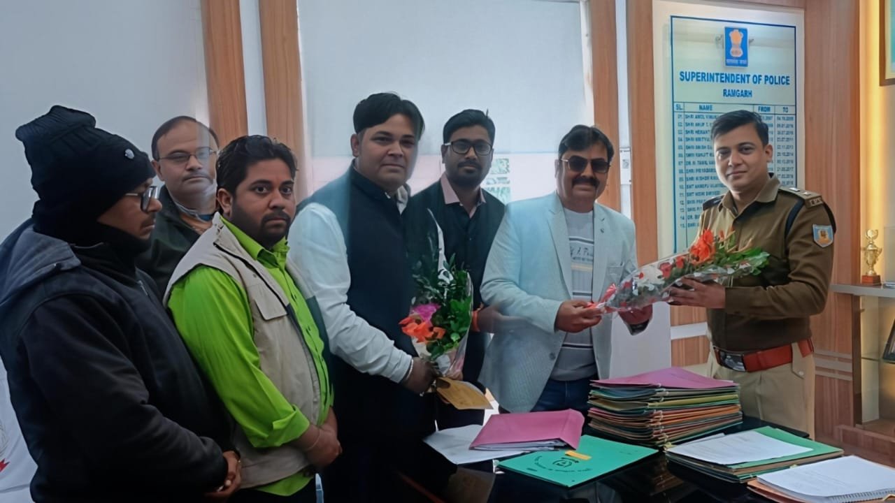 रामगढ़ एसपी को दिया गया निमंत्रण पत्र