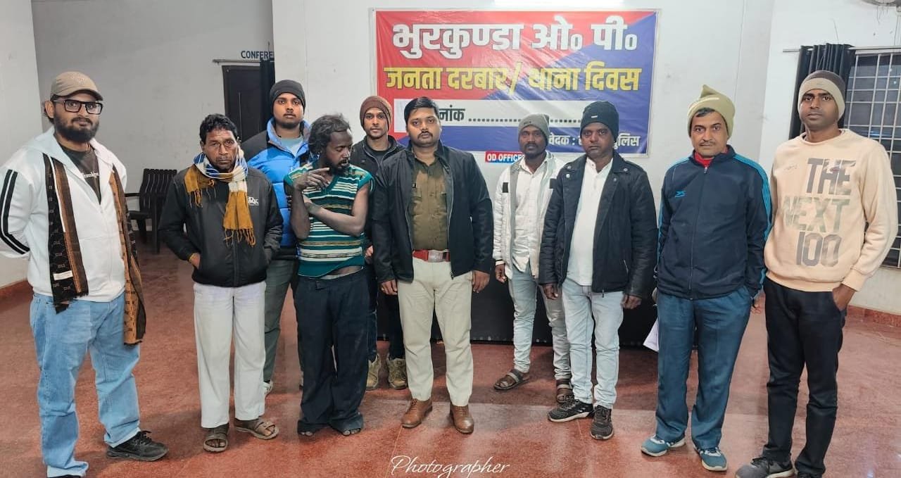 विक्षिप्त युवक को पुलिस ने परिजनों को सौपा