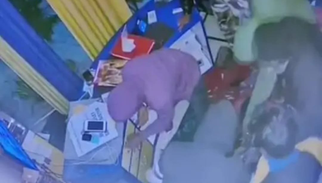 चतरा में पेट्रोल पंप पर फिल्मी अंदाज में लूट