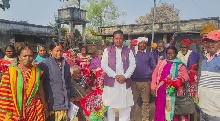 गरीब असहाय व दिव्यांग लोगों के बीचकिया गया कंबल का वितरण