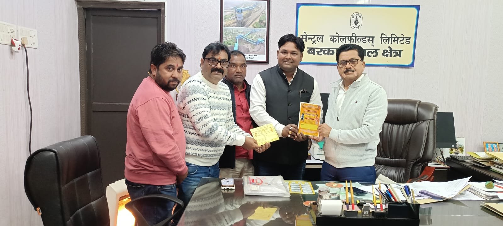 अष्टयाम अखंड हरि कीर्तन को लेकर बड़का सयाल कोलियरी महाप्रबंधक अजय सिंह को दिया गया निमंत्रण