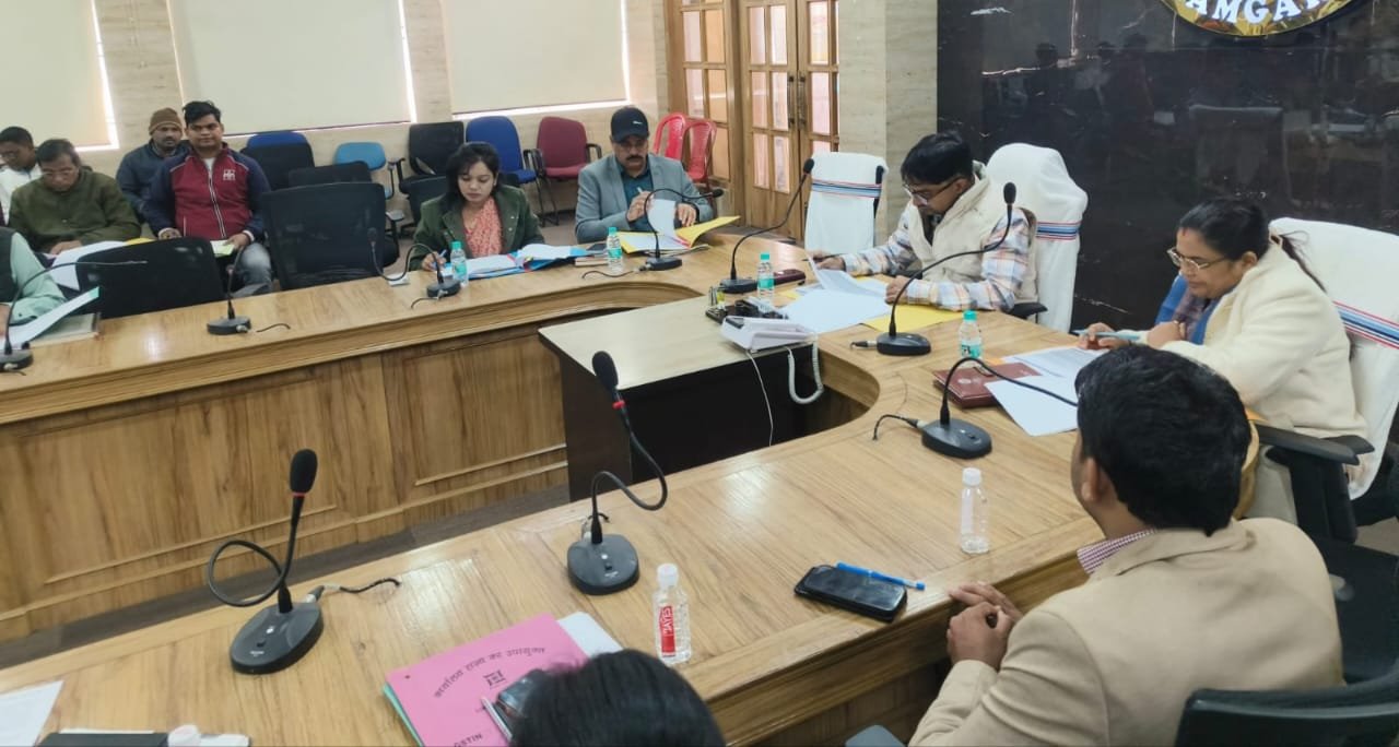 राजस्व संबंधित कार्यों,नीलाम पत्र वादों,राजस्व संग्रहण आदि को लेकर हुआ बैठक