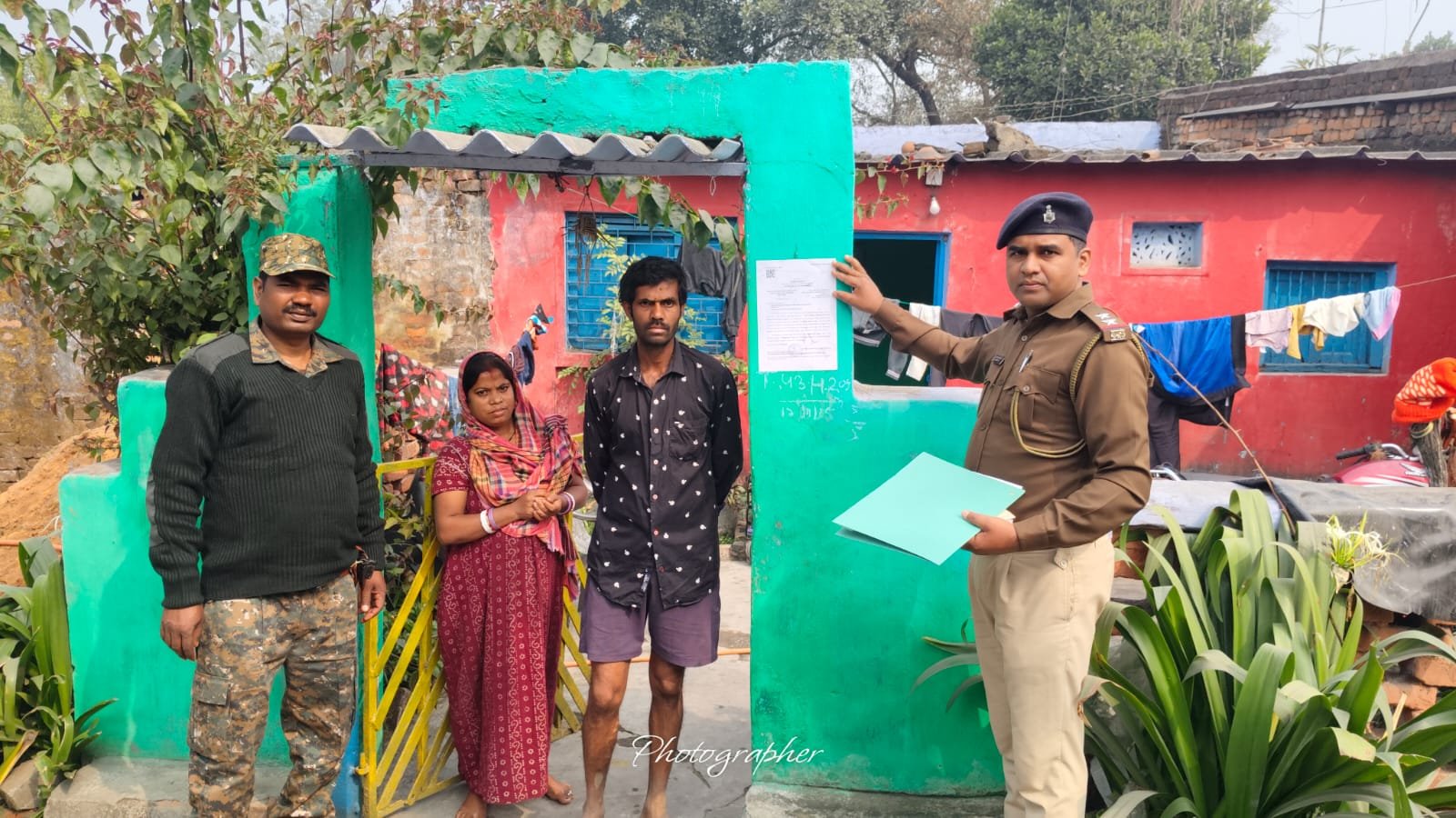 भुरकुंडा पुलिस ने फरार पांच वारंटियों के घर चिपकाया इस्तेहार