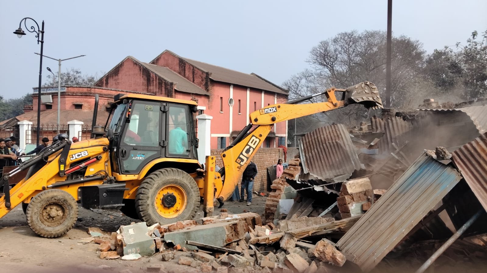 स्टेशन रोड पर चला बुलडोजर, दुकानदार हुए विस्थापित