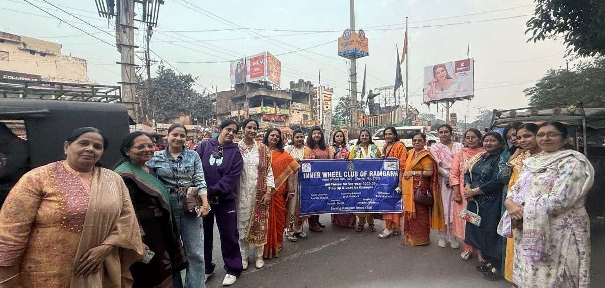 इनरव्हील क्लब रामगढ़ ने सुभाष चौक पर दिशा सूचक साइनज स्थापित किया