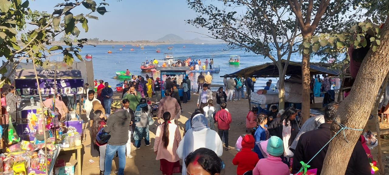 वर्ष के अंतिम दिन पतरातू डैम में उमड़ी सैलानियों की भीड़,सैकड़ों पर्यटकों ने मनाया पिकनीक