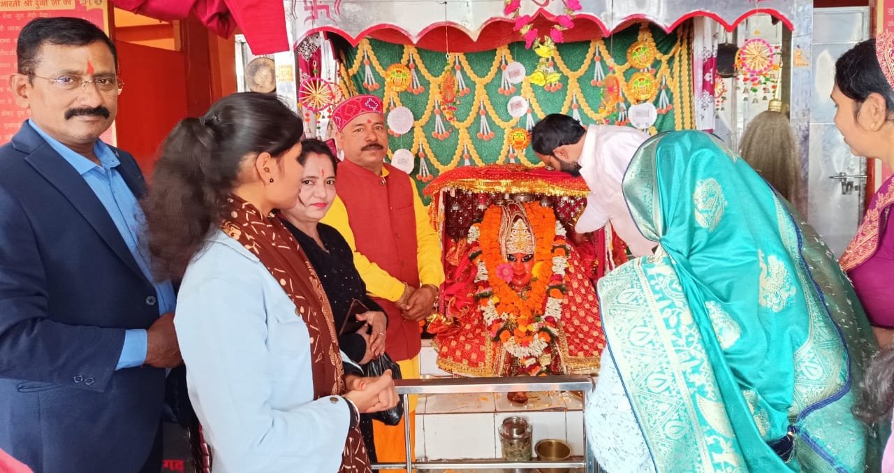 नववर्ष 2026 के पहले दिन लोगों ने धार्मिक स्थलों में जाकर पूजा अर्चना किया