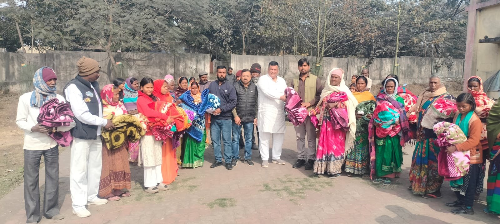 भाजपा ने भुरकुंडा पंचायत भवन में किया कंबल का वितरण