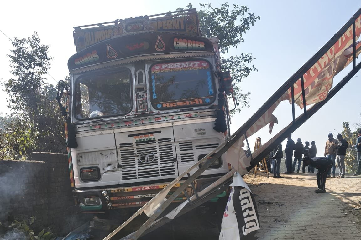 पिकनिक स्पॉट के गेट को ट्रक ने धक्का मार कर किया क्षतिग्रस्त
