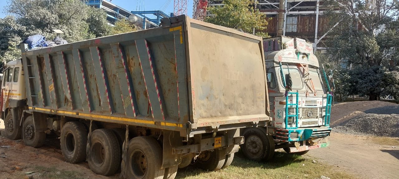 पतरातू थाना क्षेत्र से अवैध बालू लदा तीन ट्रैक्टर और गिट्टी लदा एक हाईवा जप्त