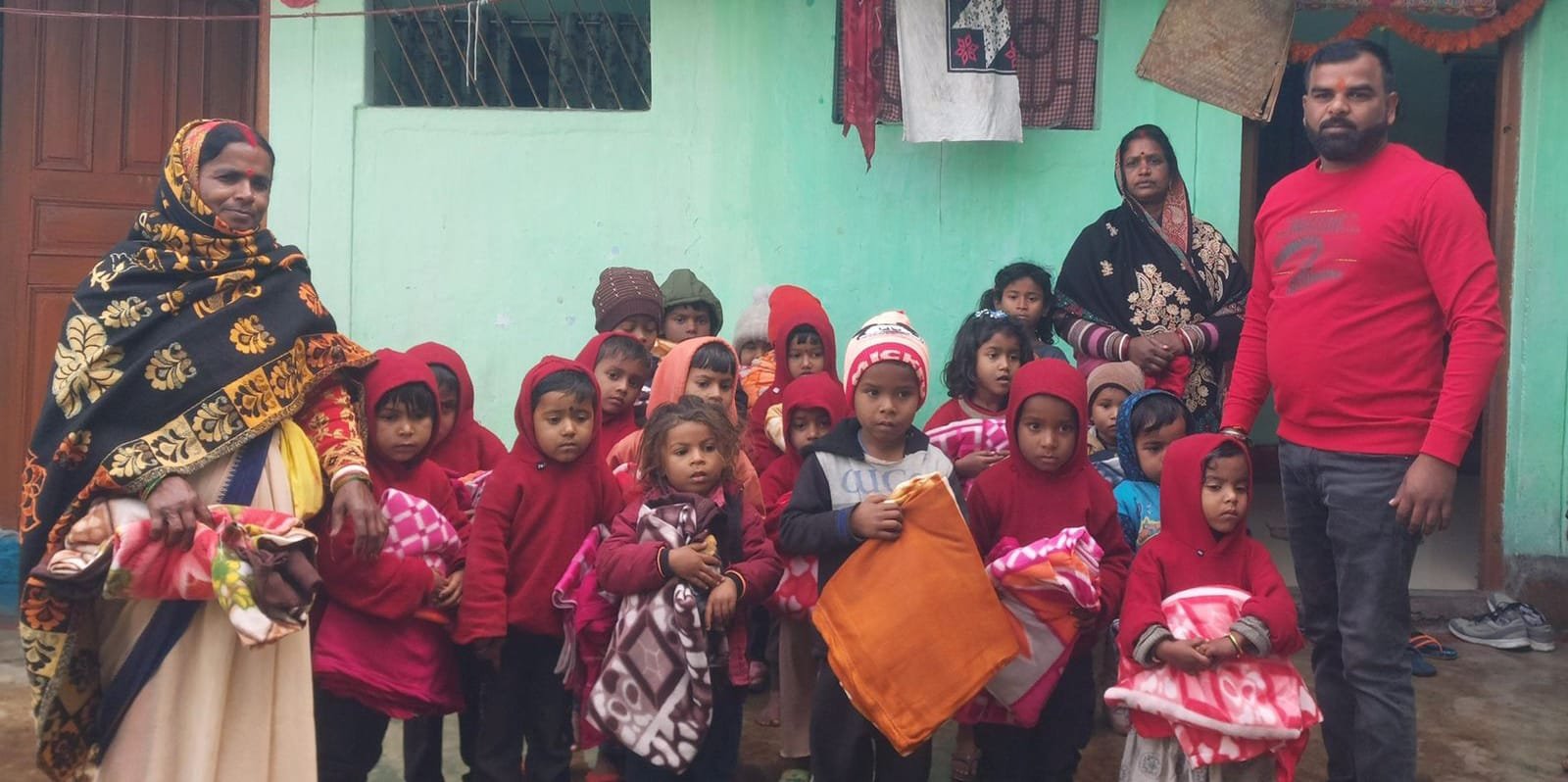 शांतिधारा फाउंडेशन ने बच्चों के बीच कंबल प्रदान किया