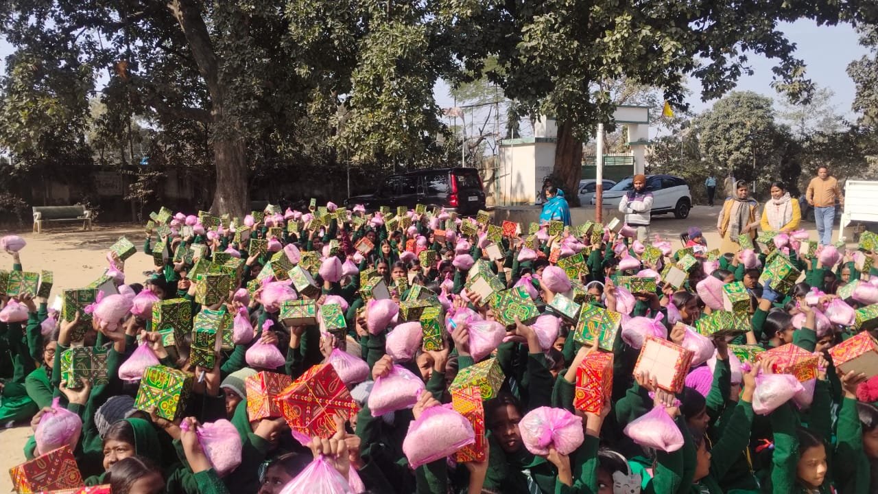 मकर संक्रति के अवसर पर कस्तूरबा गाँधी आवासीय विद्यालय में बीएफसीएल ने तिलकुट का वितरण किया