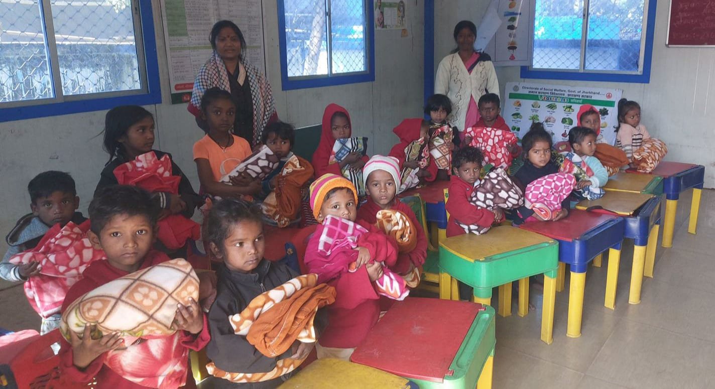 शांतिधारा फाउंडेशन ने बच्चों के बीच कंबल बांटे