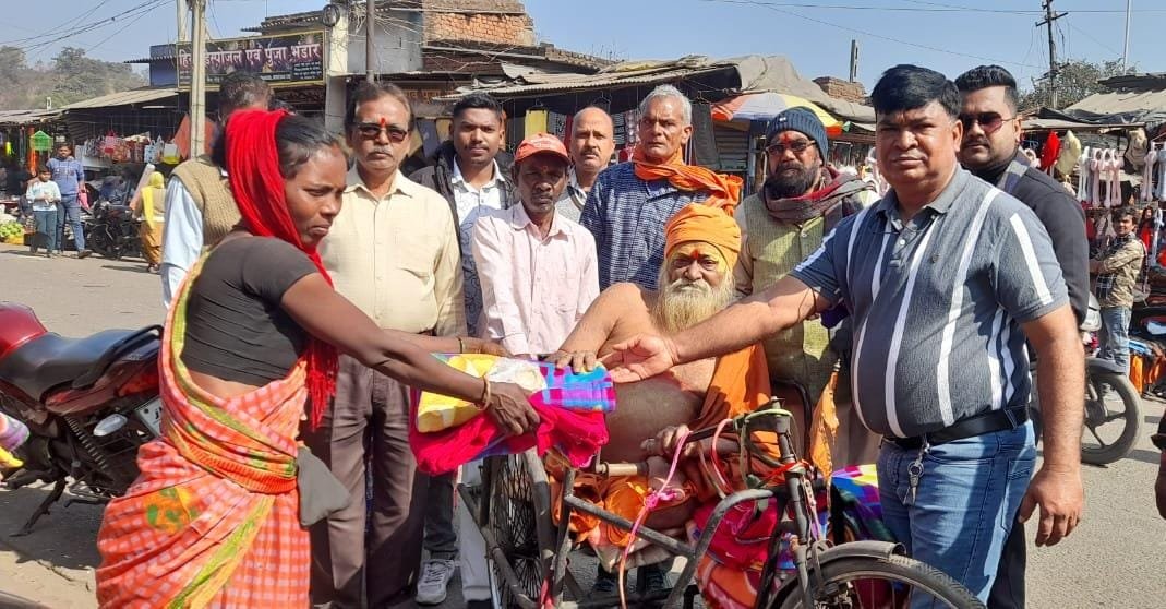 श्री गुरु खेपा बाबा आश्रम की ओर से 75 गरीबो के बीच हुआ कंबल का वितरण