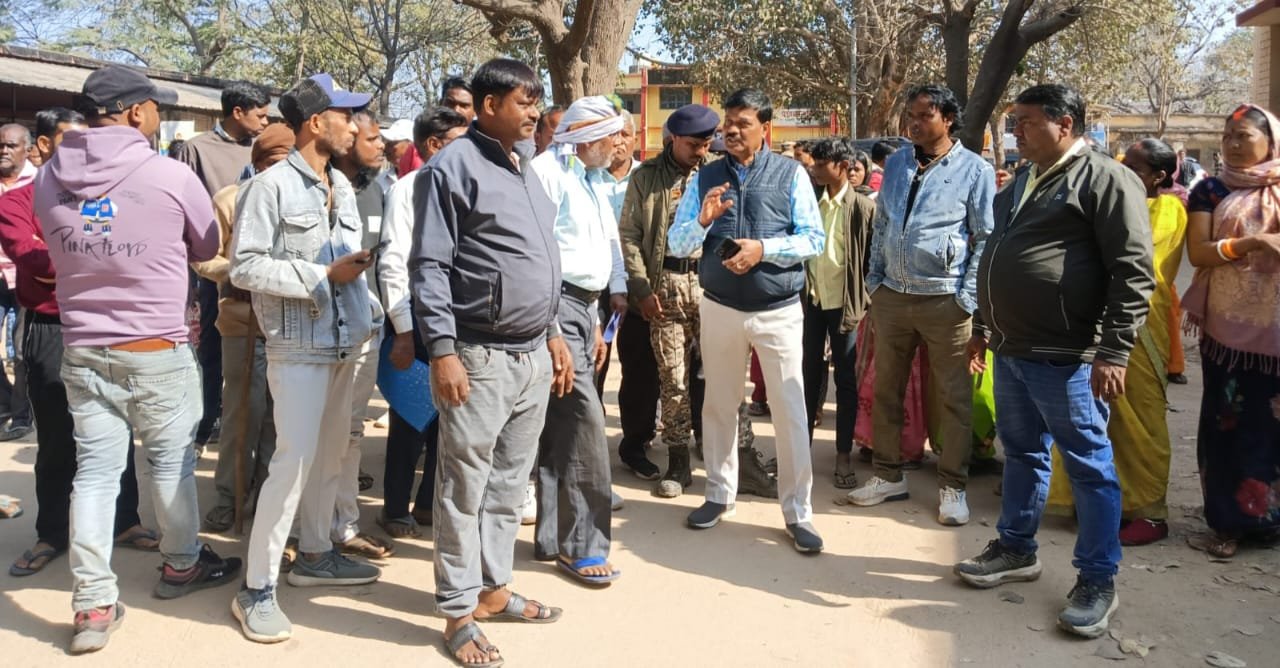 सांकुल में ट्रांसमिशन लाइन के टावर लगाने का ग्रामीणों ने किया विरोध