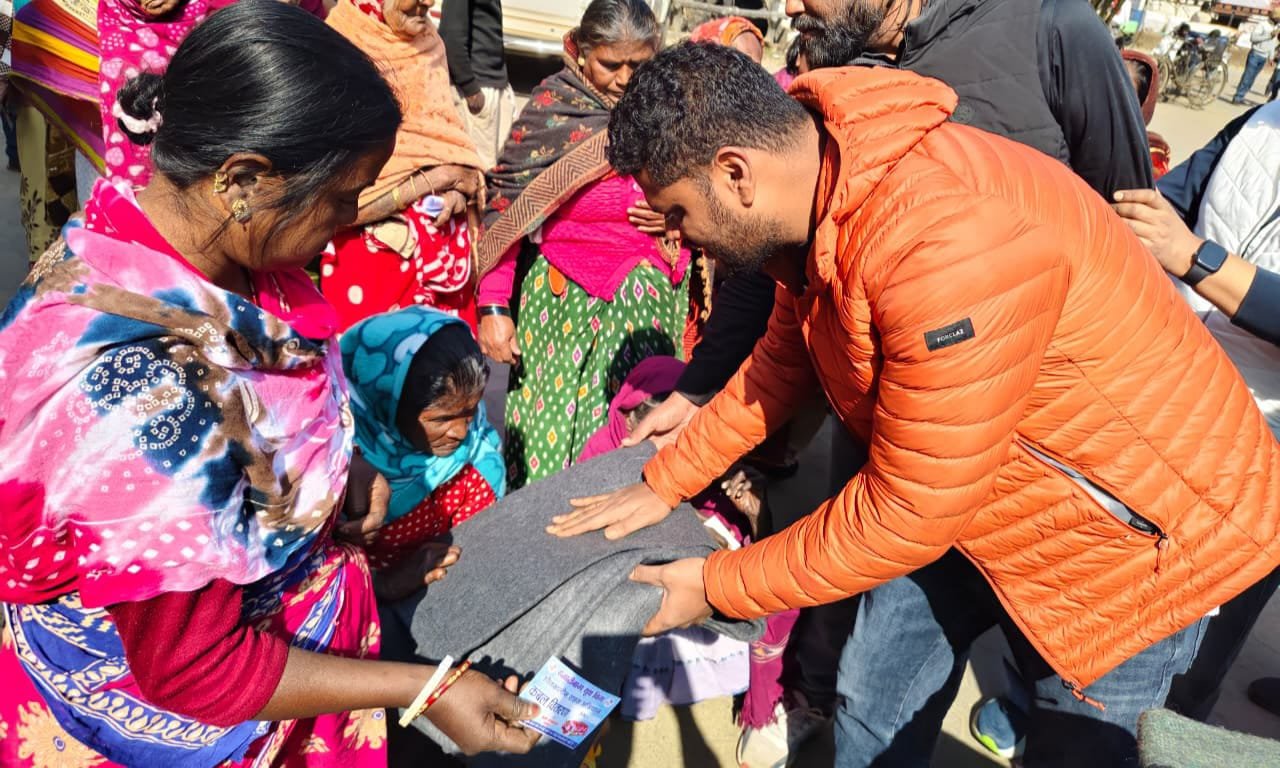 भीषण ठंड में राहत की मजबूत ढाल बना हजारीबाग यूथ विंग, अब तक 850 जरूरतमंदों को मिला संबल