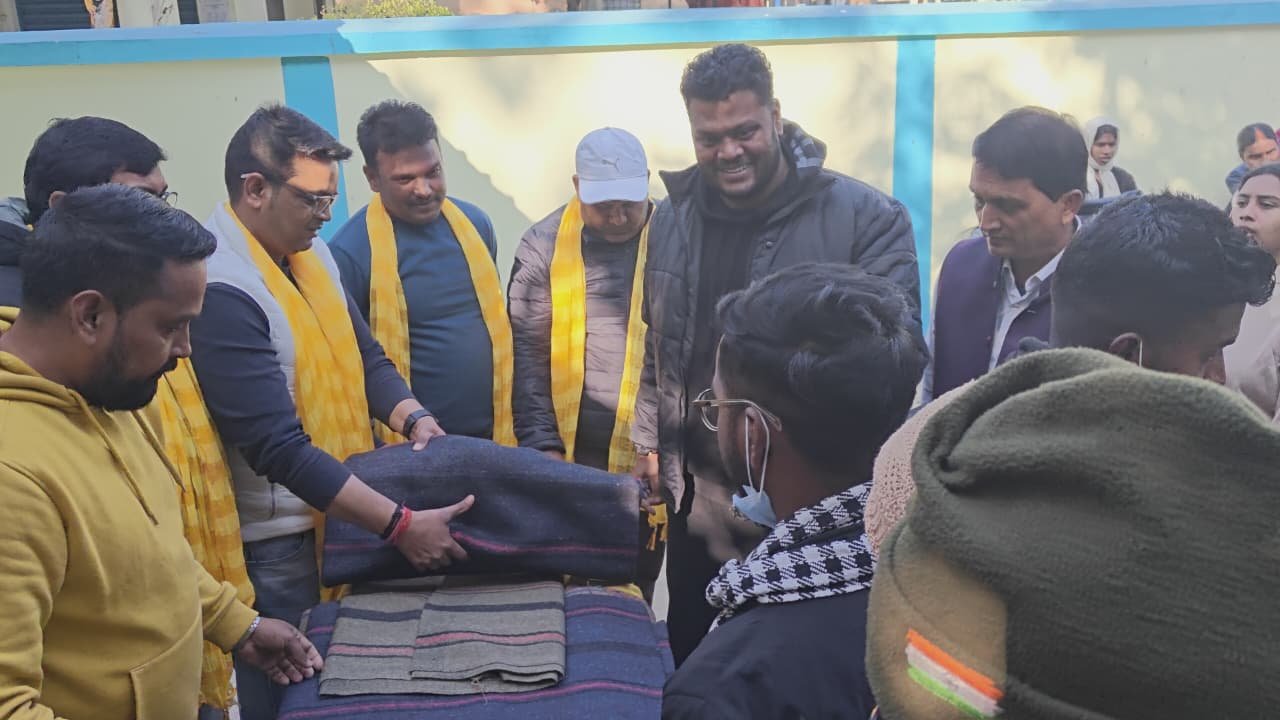 अस्पताल की रीढ़ बने कर्मियों को मिला सम्मान,हजारीबाग यूथ विंग ने बांटे 150 कंबल