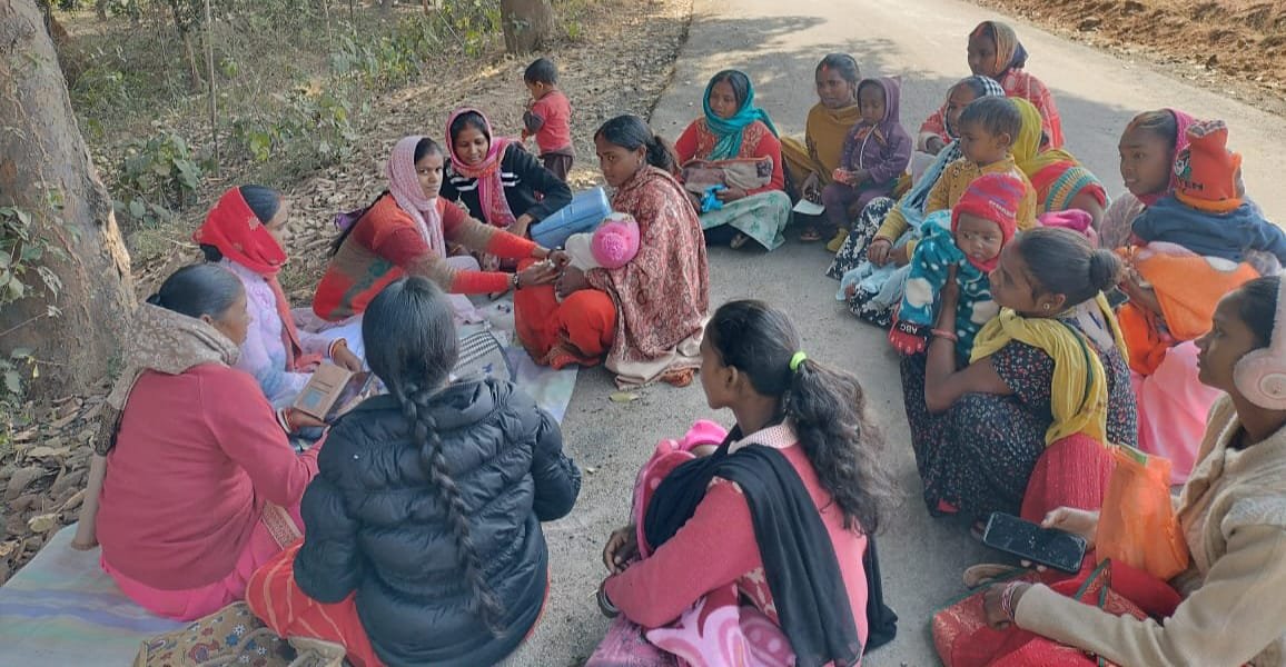 पतरातू प्रखंड में स्वास्थ्य व्यवस्था बेपटरी, सड़क पर लग रहा टीका