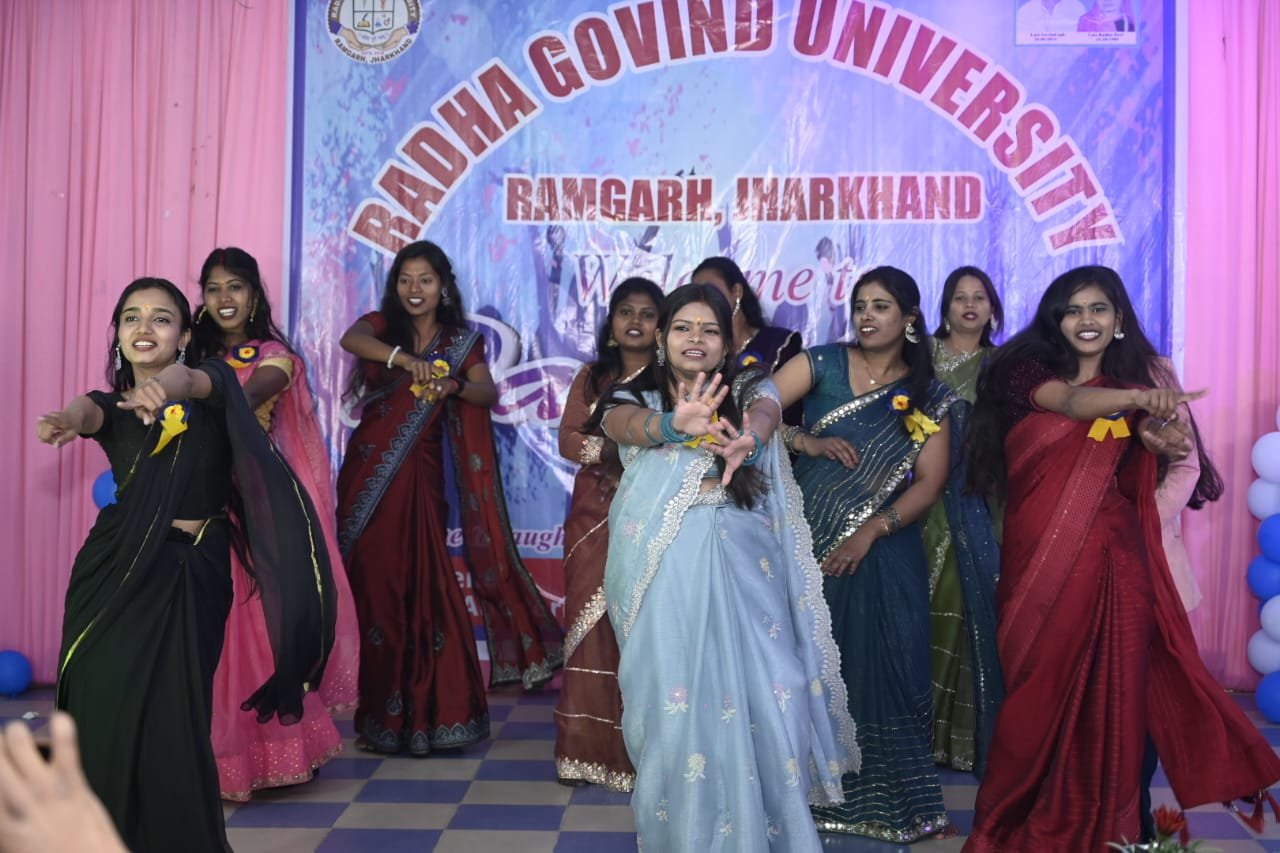 नए छात्रों का स्वागत: शिक्षा विभाग में फ्रेशर्स डे का भव्य आयोजन