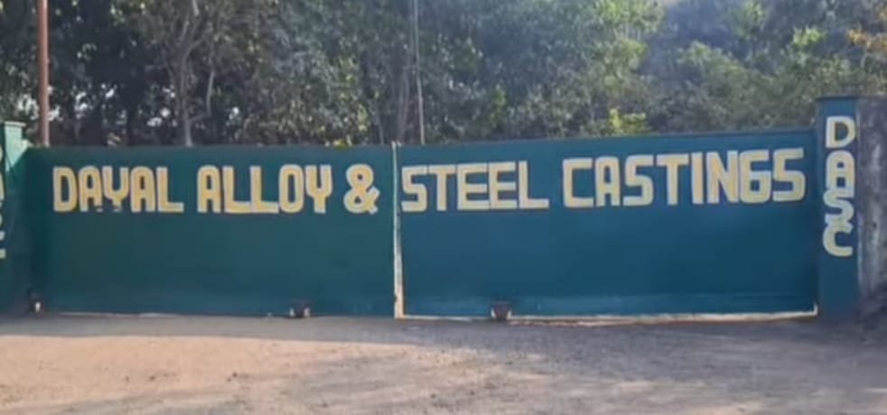 रामगढ़ समाहरणालय के निकट स्थित बंद पड़ी दयाल स्टील फैक्ट्री मैं हथियारबंद अपराधियों ने लाखों की लूट की