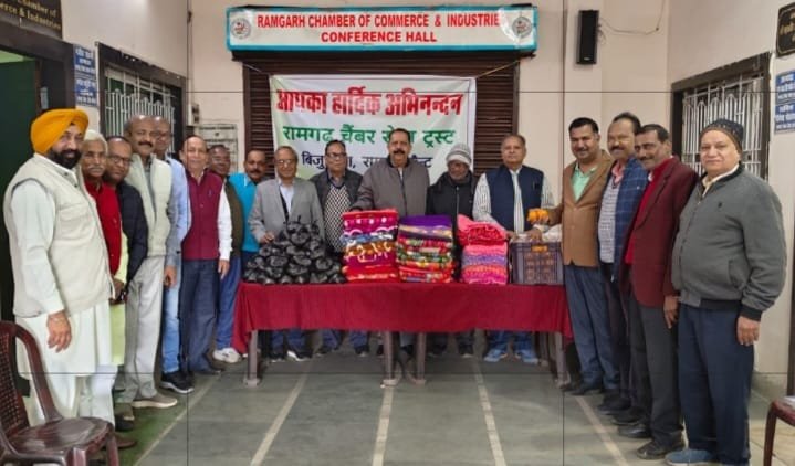 चेंबर भवन में मकर संक्रांति के मौके पर लेप्रसी कॉलोनी के लोगों के बीच खाने के समान और वस्त्र का वितरण