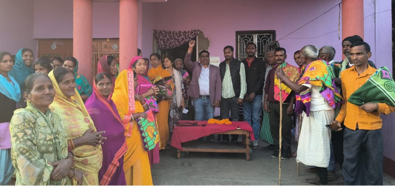 आजसू पार्टी द्वारा जरूरतमंदों के बीच कंबल वितरण कार्यक्रम आयोजित