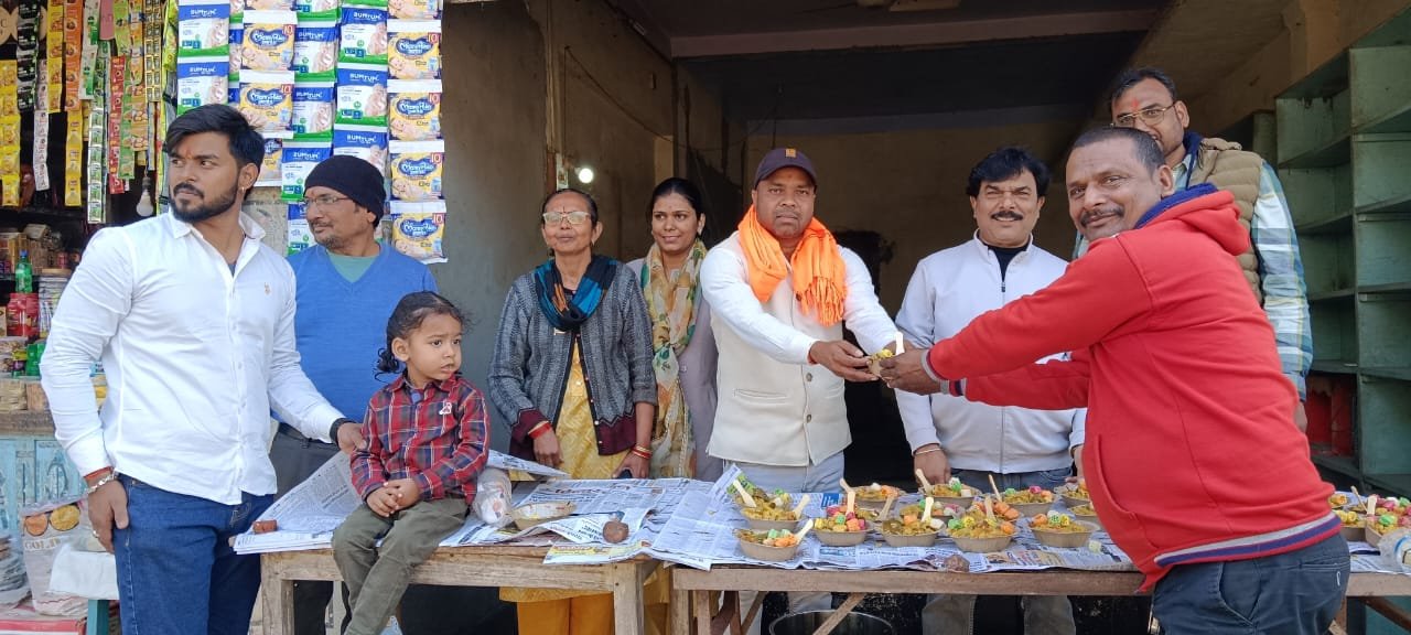 मकर संक्रांति के अवसर पर पीटीपीएस में खिचड़ी का वितरण किया गया