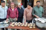 मारवाड़ी सतनारायण मंदिर एवं धर्मशाला संस्था द्वारा मकर संक्रांति के मौके पर खाद्य सामग्री का वितरण