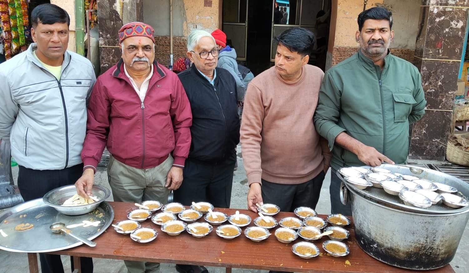 मारवाड़ी सतनारायण मंदिर एवं धर्मशाला संस्था द्वारा मकर संक्रांति के मौके पर खाद्य सामग्री का वितरण