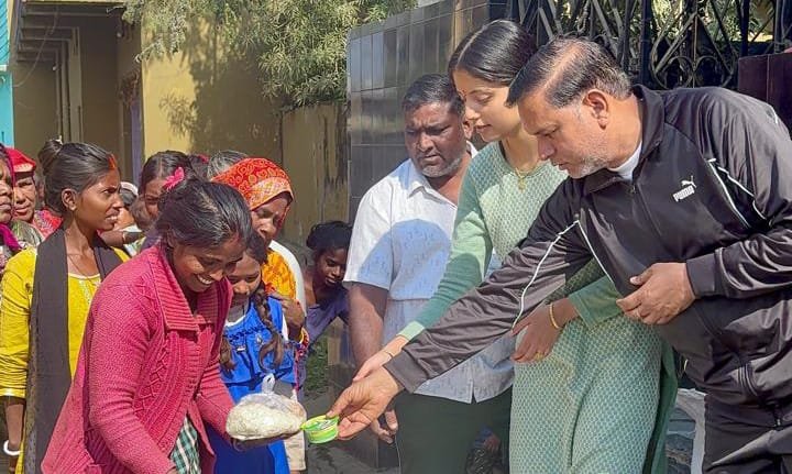 सिंगर सौम्या पाठक ने गरीबों के बीच बांटी चूड़ा दही और तिलकुट