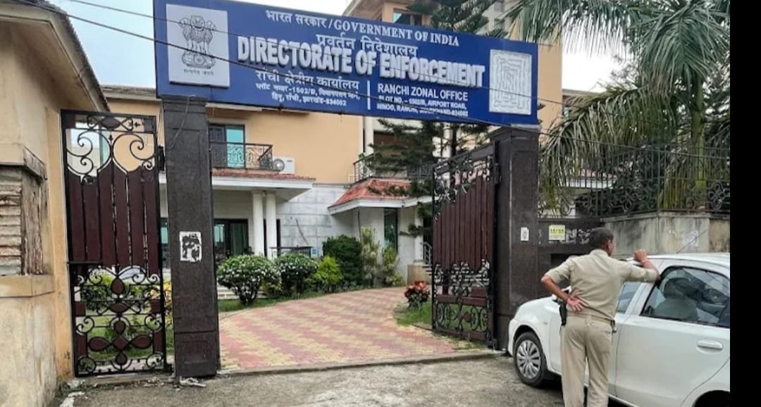 रांची के ईडी ऑफिस में झारखंड पुलिस के छापेमारी के बाद सियासत गरमाई