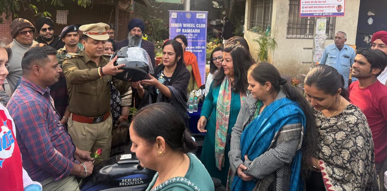 इनरव्हील क्लब रामगढ़ ने विशेष हेलमेट जागरूकता अभियान चलाया