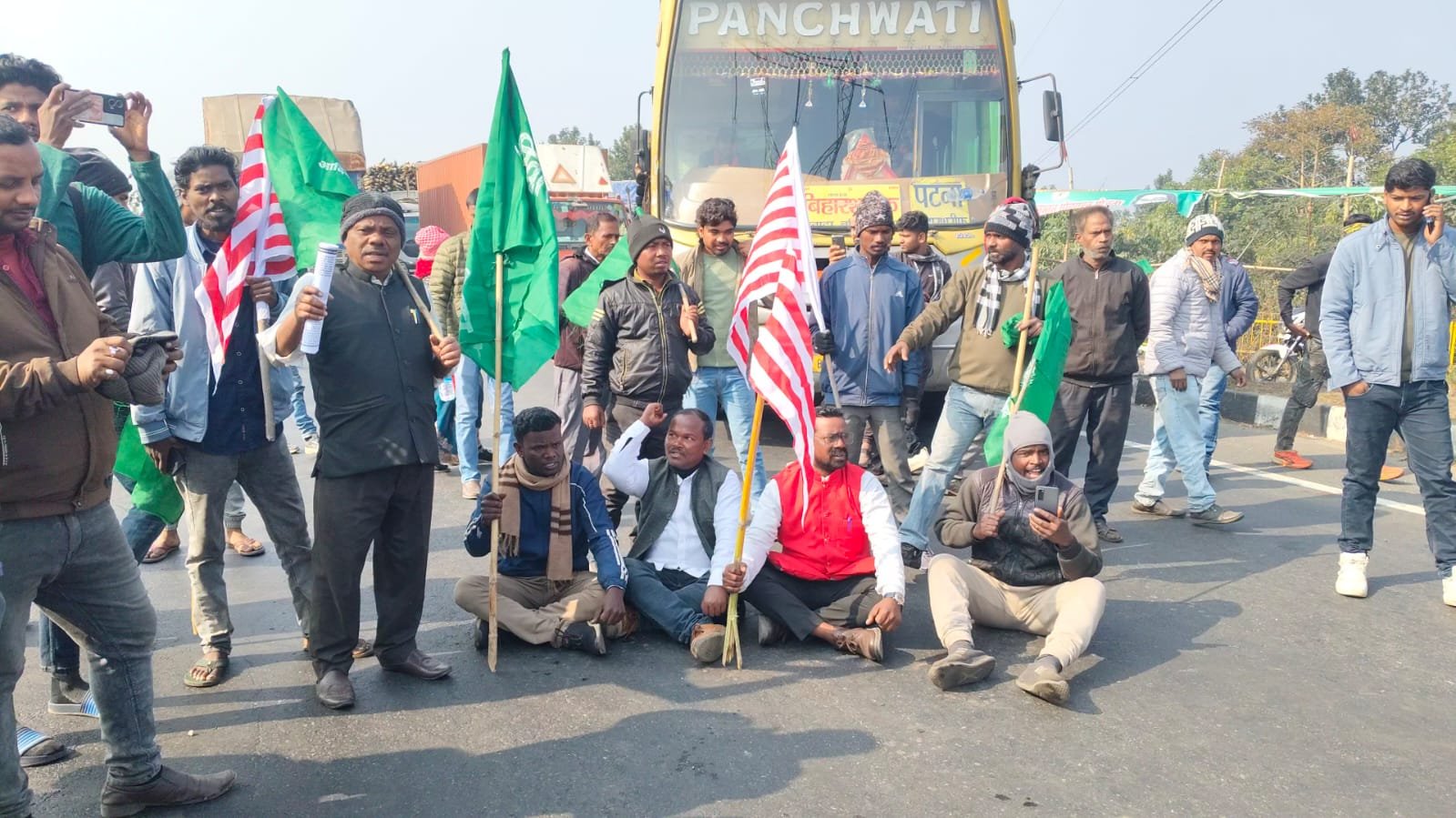 आदिवासी नेता सोमा मुंडा की हत्या के विरोध में झारखंड बंद,नया मोड़ में चक्का जाम