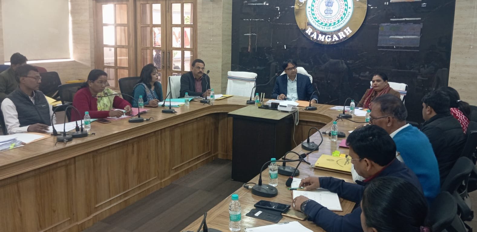 आधारभूत संरचनाओं, एफआरए, भूअर्जन तथा विभिन्न परियोजनाओं को लेकर उपायुक्त की अध्यक्षता में बैठक