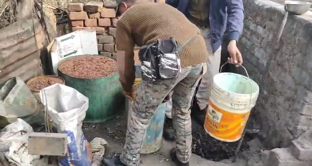 अवैध शराब के विरुद्ध उत्पाद विभाग की कार्रवाई