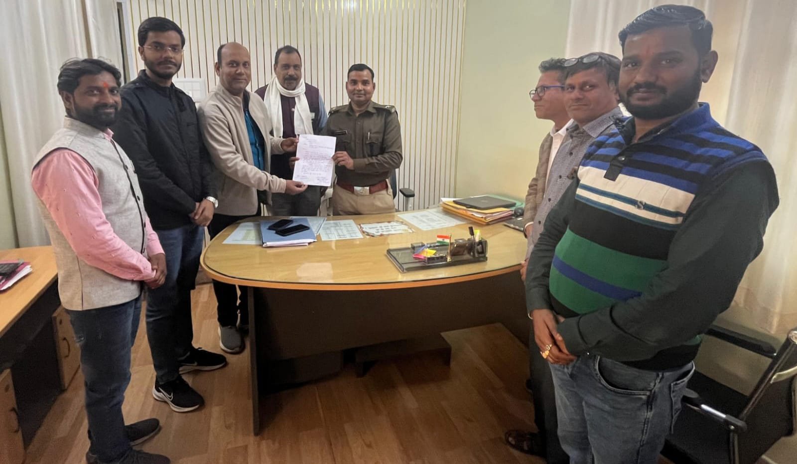 भाजपा प्रतिनिधिमंडल ने रामगढ़ थाना प्रभारी से की मुलाकात,चोरी और ट्रेफिक समस्या पर चर्चा