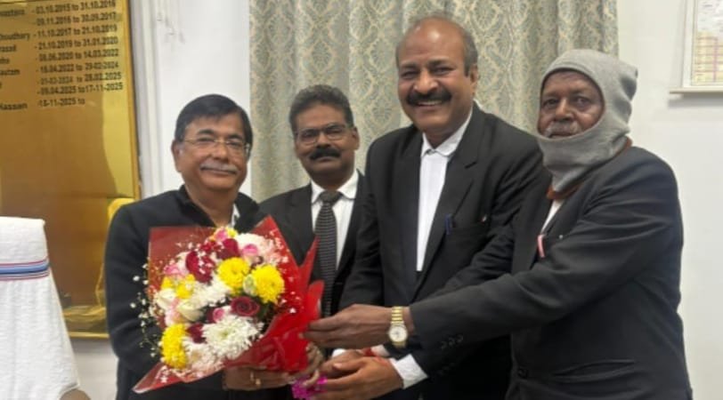 जिला अधिवक्ता संघ रामगढ़ का प्रतिनिधिमंडल उच्च न्यायालय के न्यायमूर्ति दीपक रोशन से मिला
