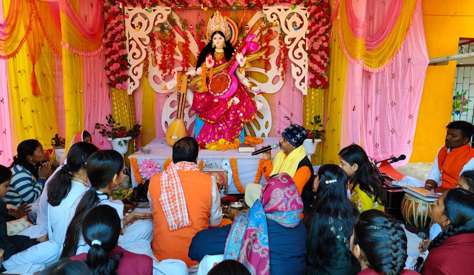 सरस्वती विद्या मंदिर रजरप्पा में भक्ति भाव से सरस्वती पूजा एवं अक्षरारंभ संस्कार