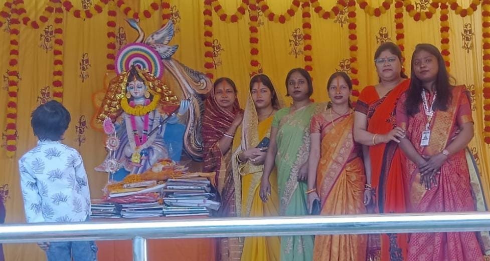 जहाँ शारदे की वीणा ज्ञान का संगीत सुनाती है, वहीं नेताजी की ललकार हमें वीरता का पाठ पढ़ाती है: विजयंत कुमार